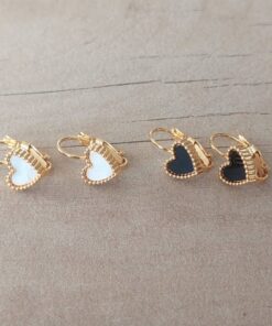 BLISTER DE AROS DE ACERO DORADO CON BRISURA Y DIJE CORAZON ACRÍLICO COLGANTE X 12 PARES. COLOR BLANCO Y NEGRO.