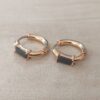 ARO DE ACERO DORADO ARGOLLA CON BISAGRA 15 MM Y FRENTE CON STRASS NEGRO RECTANGULAR