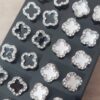 BLISTER DE AROS DE ACERO ESTILO VAN CLEEF CON STRASS X 12 PARES.