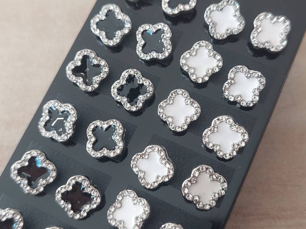 BLISTER DE AROS DE ACERO ESTILO VAN CLEEF CON STRASS X 12 PARES.