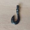 DIJE DE ACERO NEGRO ANZUELO MAORI. TAMAÑO 23 X 58 MM