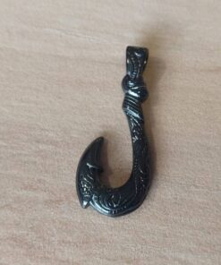 DIJE DE ACERO NEGRO ANZUELO MAORI. TAMAÑO 23 X 58 MM