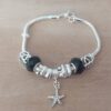 PULSERA DE ACERO BLANCO COLA DE RATÓN 3 MM CON DONAS GAMA NEGRO Y ESTRELLA DE MAR. LARGO 19 CM