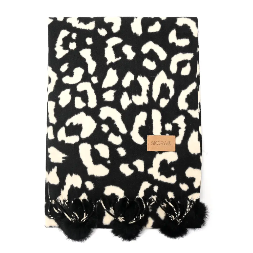 Bufanda Skora animal print con pompones 68x172cm
