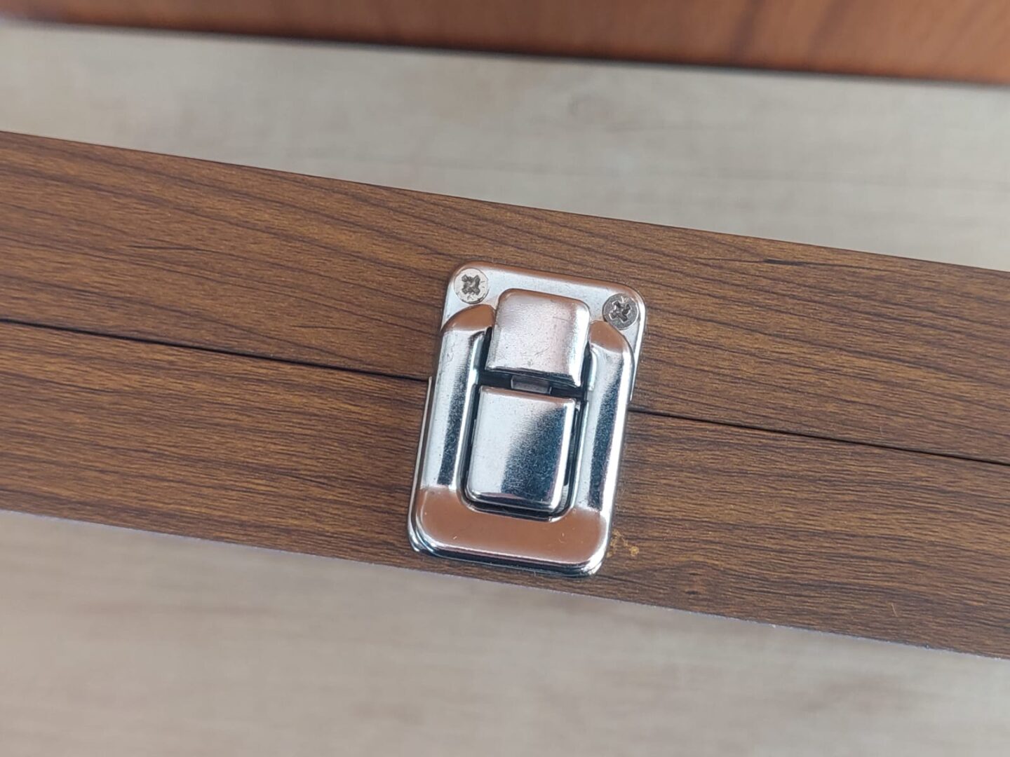 EXHIBIDOR SIMIL MADERA PARA ANILLOS CON FELPA GRIS Y TAPA TRANSPARENTE. TAMAÑO 23,5 X 35 X 5 CM - Imagen 3
