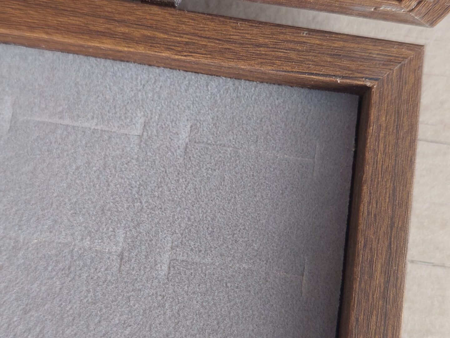 EXHIBIDOR SIMIL MADERA PARA ANILLOS CON FELPA GRIS Y TAPA TRANSPARENTE. TAMAÑO 23,5 X 35 X 5 CM - Imagen 2
