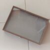 EXHIBIDOR SIMIL MADERA PARA ANILLOS CON FELPA GRIS Y TAPA TRANSPARENTE. TAMAÑO 23,5 X 35 X 5 CM