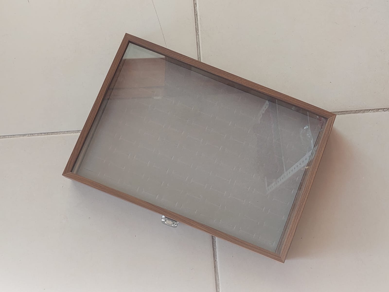 EXHIBIDOR SIMIL MADERA PARA ANILLOS CON FELPA GRIS Y TAPA TRANSPARENTE. TAMAÑO 23,5 X 35 X 5 CM