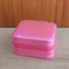 ESTUCHE ALHAJERO DE CUERINA CHAROL CON CIERRE COLOR FUCSIA. MEDIDAS 9.5 X 9.5 CM