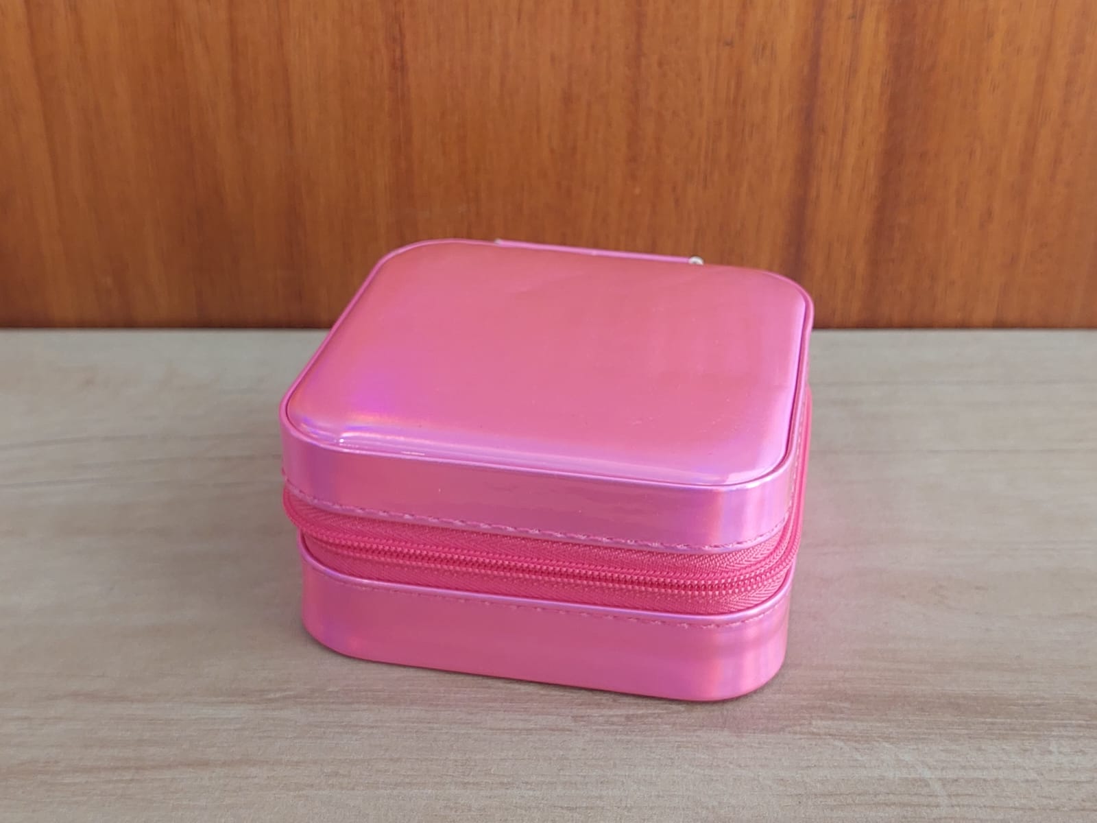 ESTUCHE ALHAJERO DE CUERINA CHAROL CON CIERRE COLOR FUCSIA. MEDIDAS 9.5 X 9.5 CM