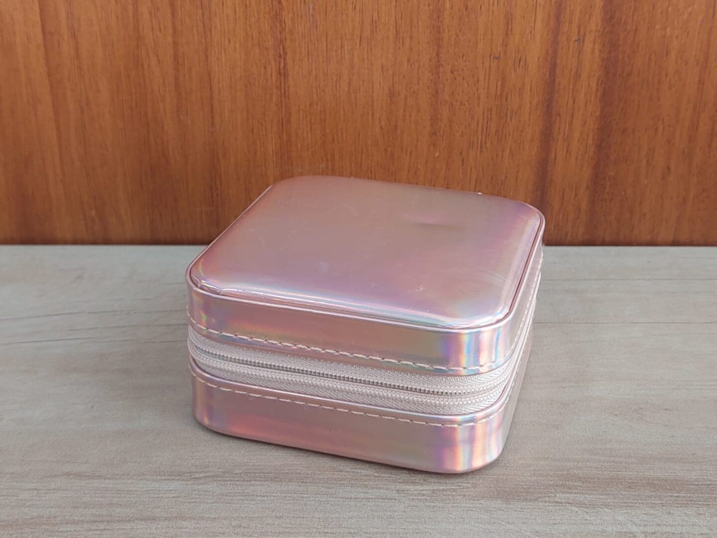 ESTUCHE ALHAJERO DE CUERINA CHAROL CON CIERRE COLOR ROSA. MEDIDAS 9.5 X 9.5 CM