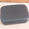 ESTUCHE ALHAJERO RECTANGULAR DE CUERINA CON CIERRE Y ESPEJO COLOR NEGRO. MEDIDAS 16 X 11 CM