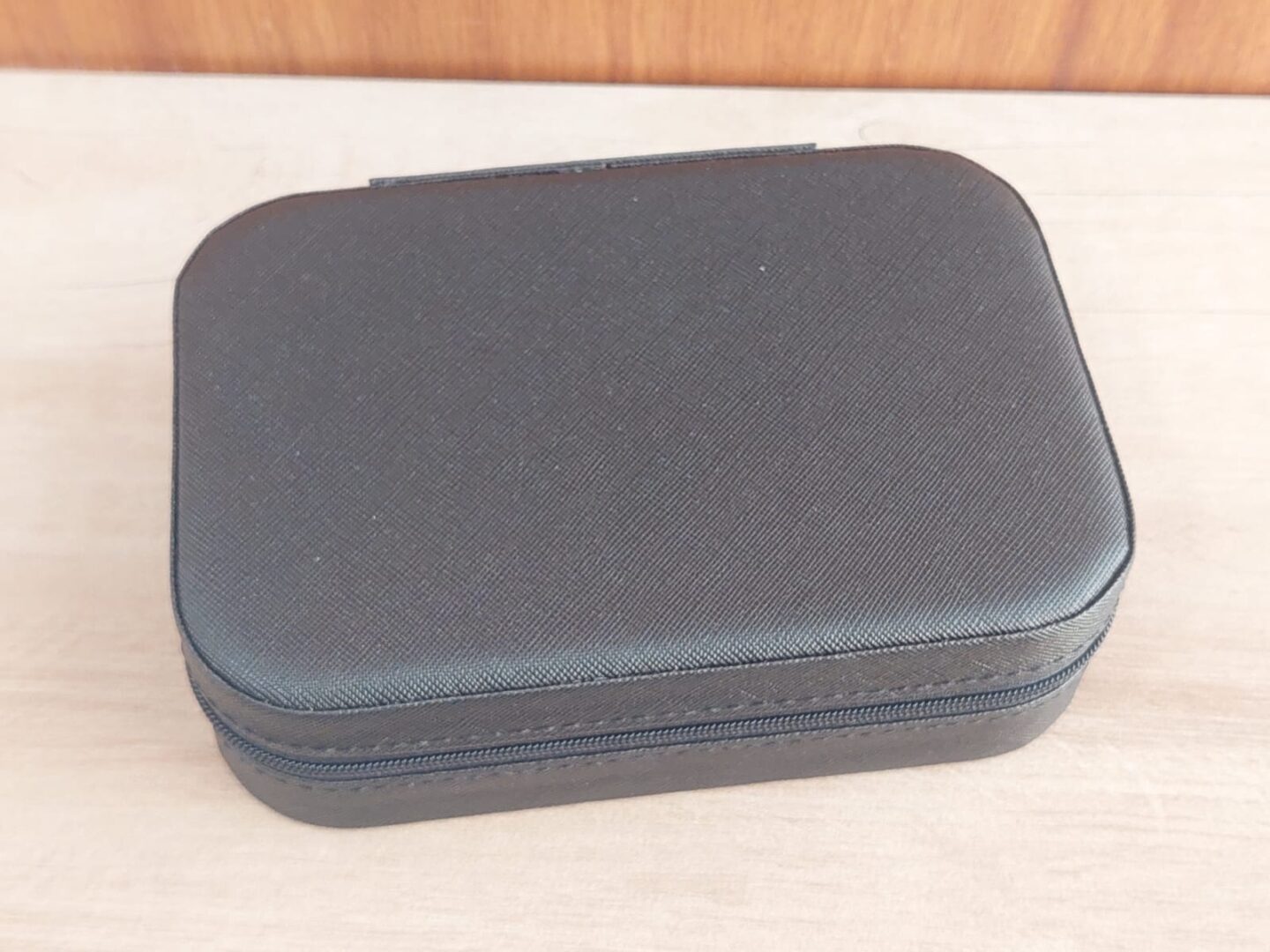 ESTUCHE ALHAJERO RECTANGULAR DE CUERINA CON CIERRE Y ESPEJO COLOR NEGRO. MEDIDAS 16 X 11 CM