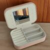 ESTUCHE ALHAJERO RECTANGULAR DE CUERINA CON CIERRE Y ESPEJO COLOR NUDE. MEDIDAS 16 X 11 CM