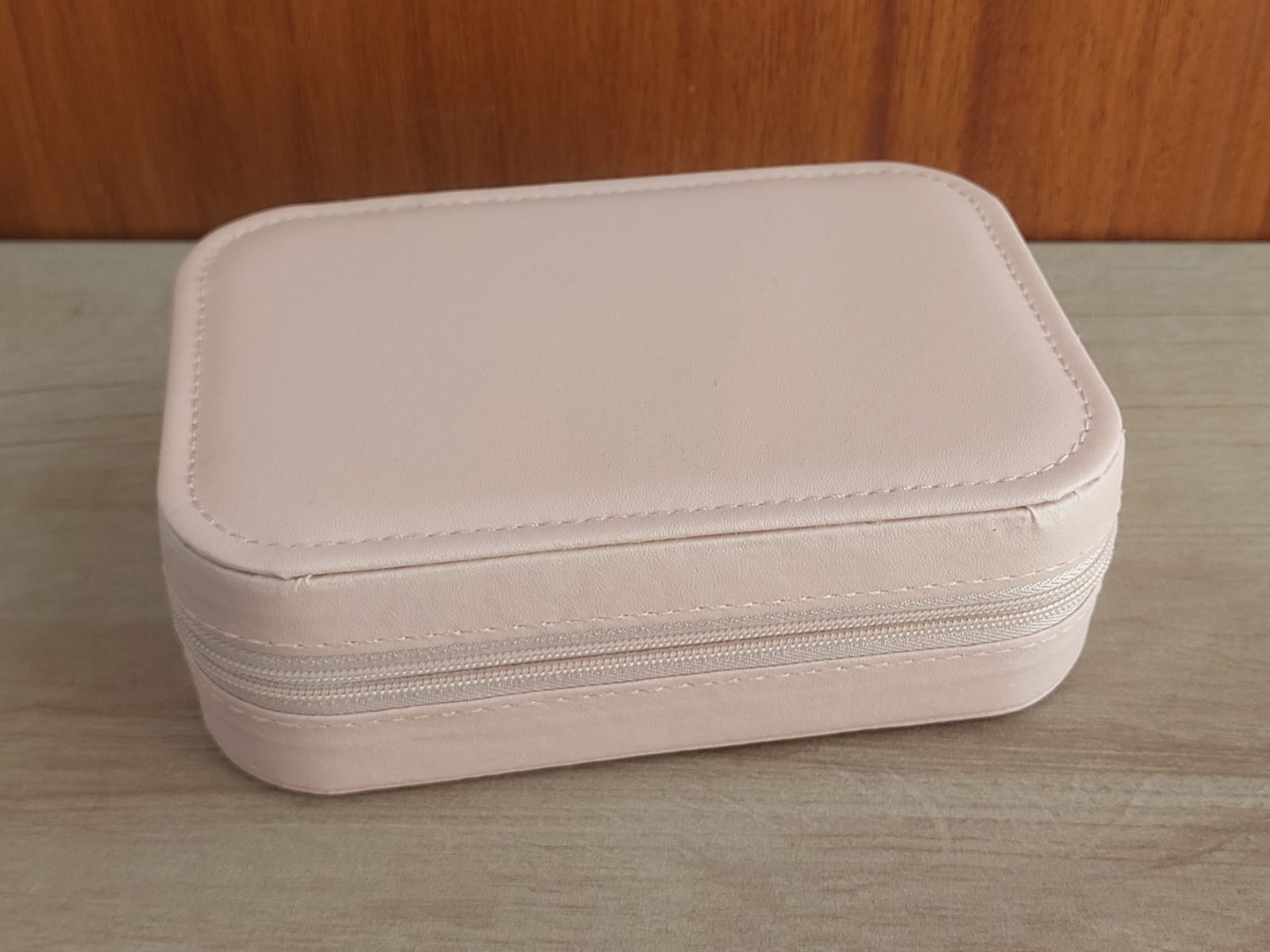 ESTUCHE ALHAJERO RECTANGULAR DE CUERINA CON CIERRE Y ESPEJO COLOR NUDE. MEDIDAS 16 X 11 CM - Imagen 3