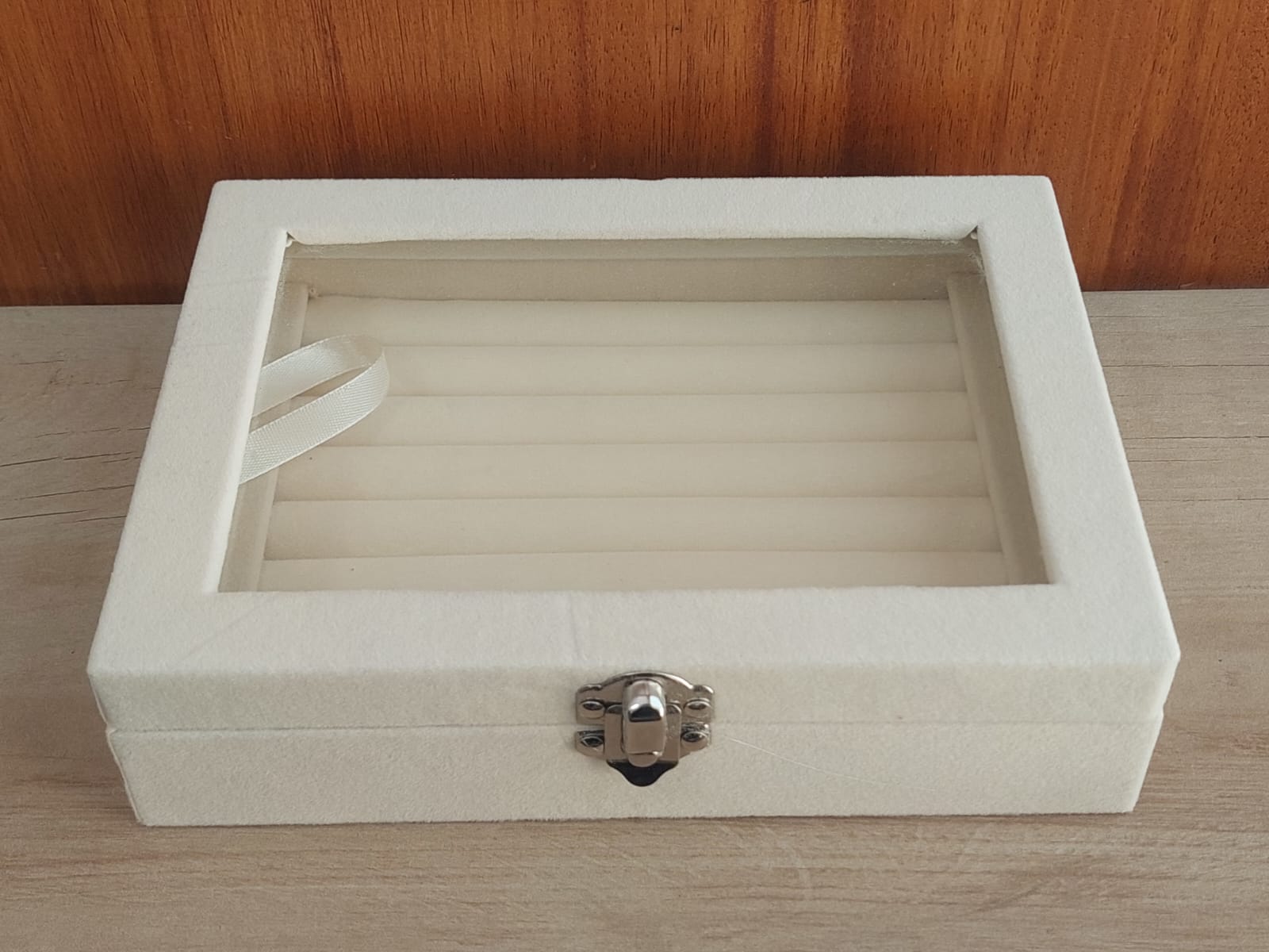 EXHIBIDOR AFELPADO PARA ANILLOS COLOR MARFIL CON TAPA TRANSPARENTE. TAMAÑO 15 X 20 X 5 CM