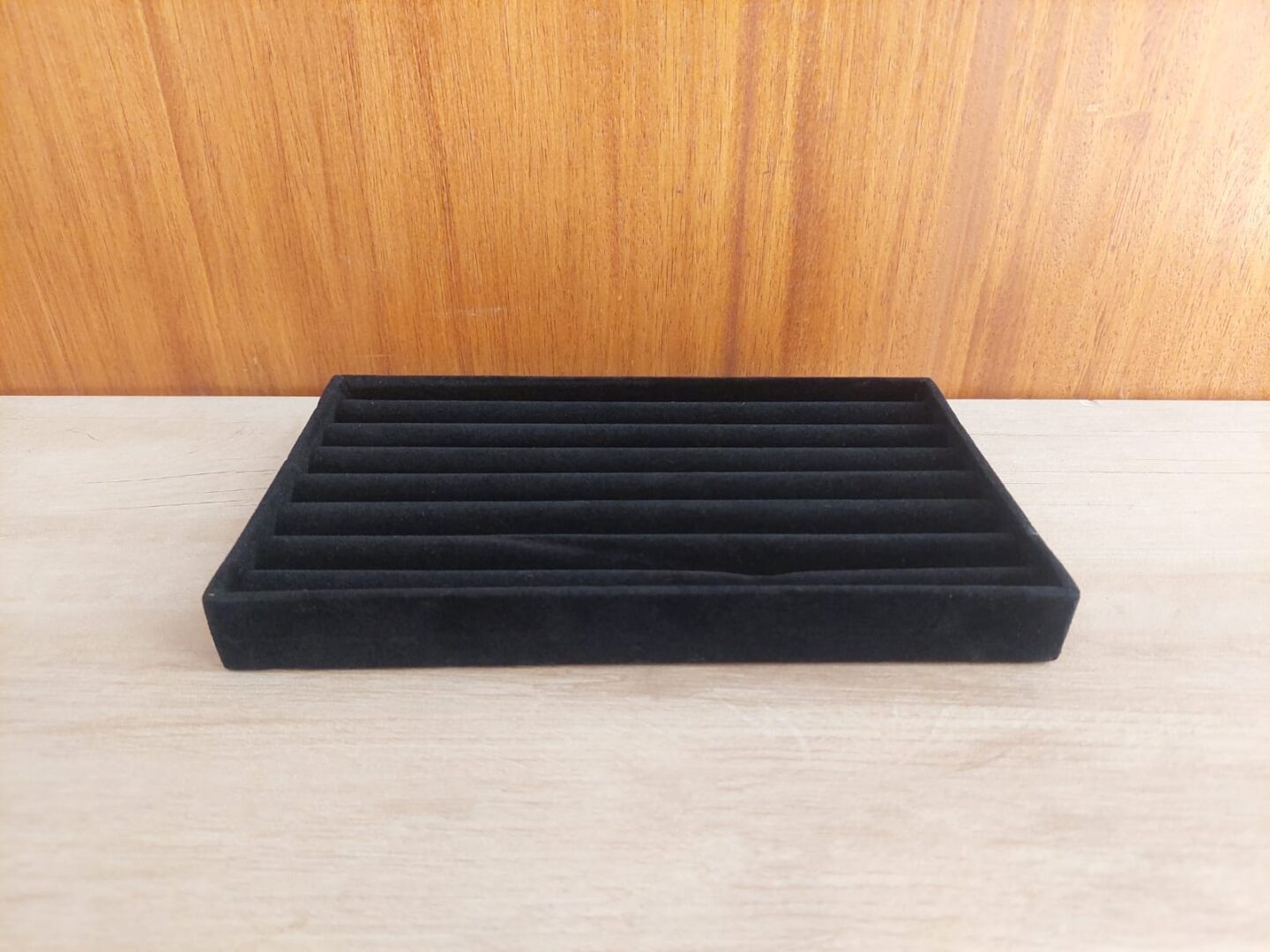 EXHIBIDOR AFELPADO PARA ANILLOS COLOR NEGRO. TAMAÑO 21 X 12,5 CM.