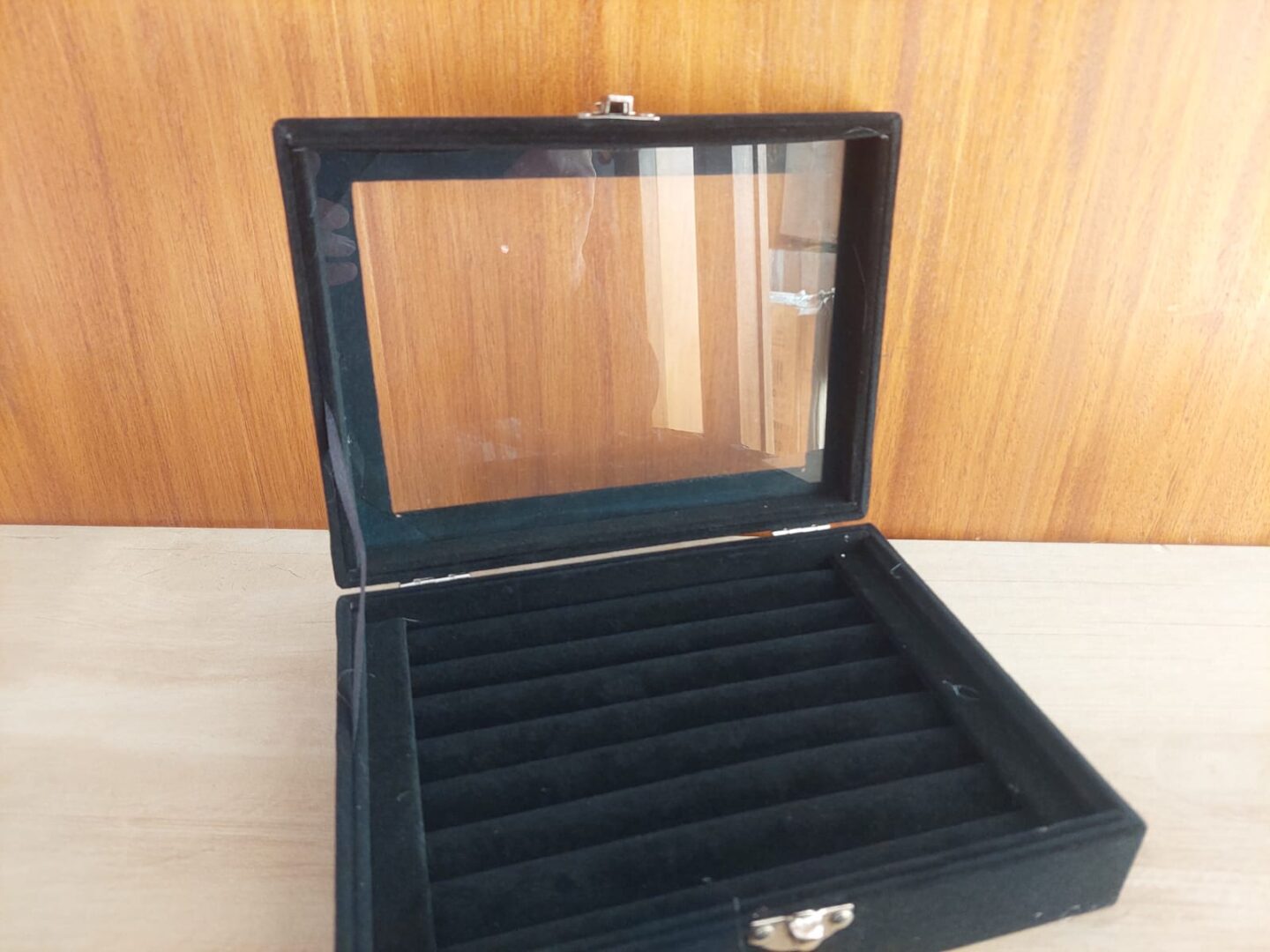 EXHIBIDOR AFELPADO PARA ANILLOS COLOR MARFIL CON TAPA TRANSPARENTE. TAMAÑO 15 X 20 X 5 CM - Imagen 2