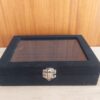 EXHIBIDOR AFELPADO PARA ANILLOS COLOR NEGRO CON TAPA TRANSPARENTE. TAMAÑO 15 X 20 X 5 CM