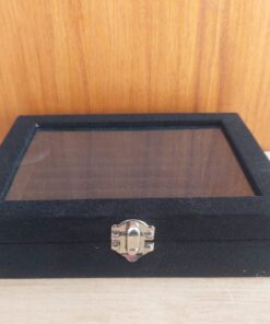 EXHIBIDOR AFELPADO PARA ANILLOS COLOR NEGRO CON TAPA TRANSPARENTE. TAMAÑO 15 X 20 X 5 CM