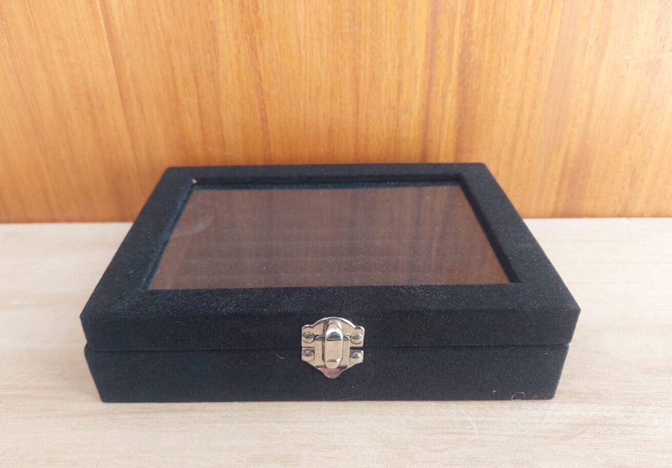 EXHIBIDOR AFELPADO PARA ANILLOS COLOR NEGRO CON TAPA TRANSPARENTE. TAMAÑO 15 X 20 X 5 CM
