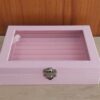 EXHIBIDOR AFELPADO PARA ANILLOS COLOR ROSA CON TAPA TRANSPARENTE. TAMAÑO 15 X 20 X 5 CM
