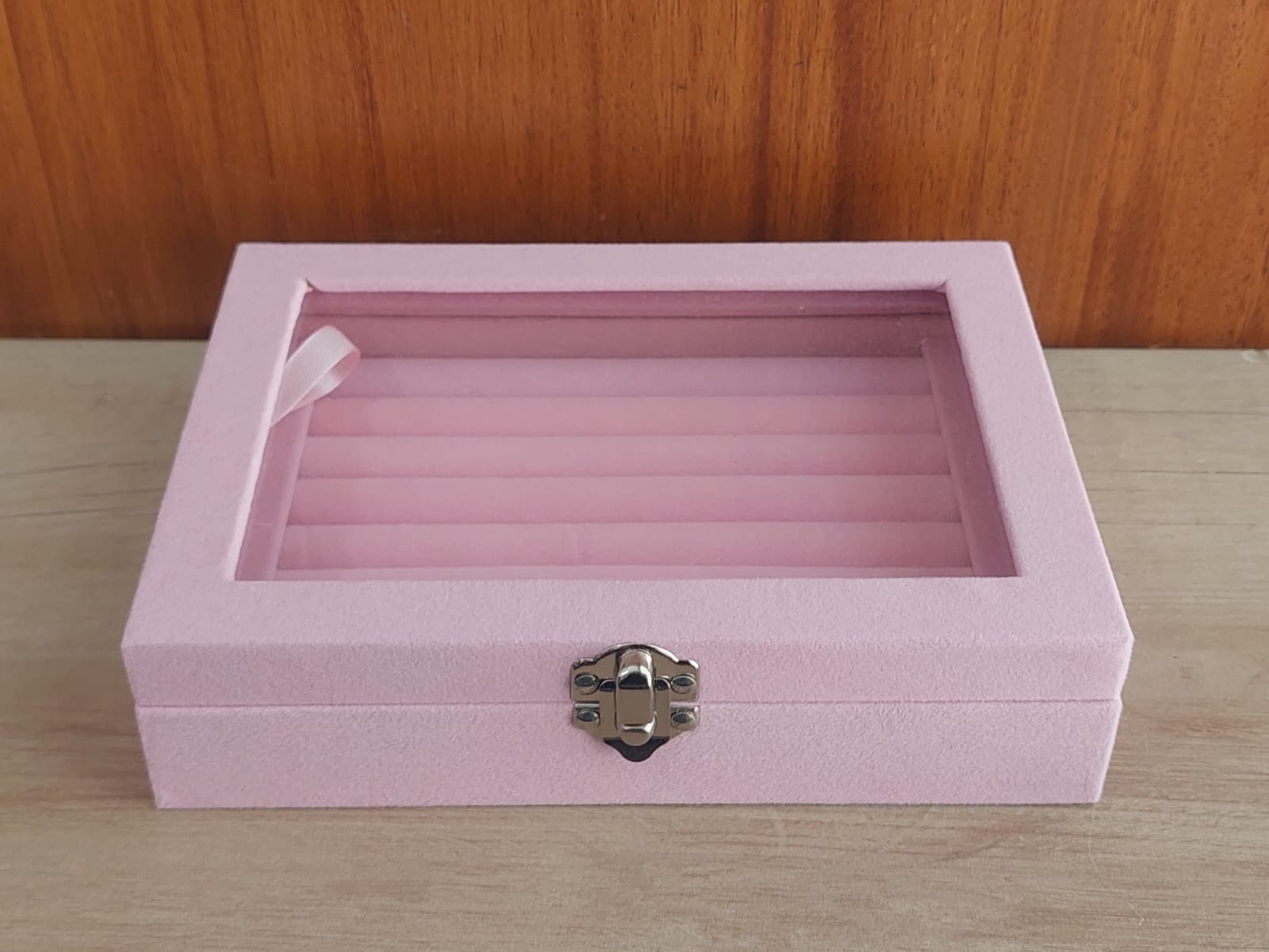 EXHIBIDOR AFELPADO PARA ANILLOS COLOR ROSA CON TAPA TRANSPARENTE. TAMAÑO 15 X 20 X 5 CM