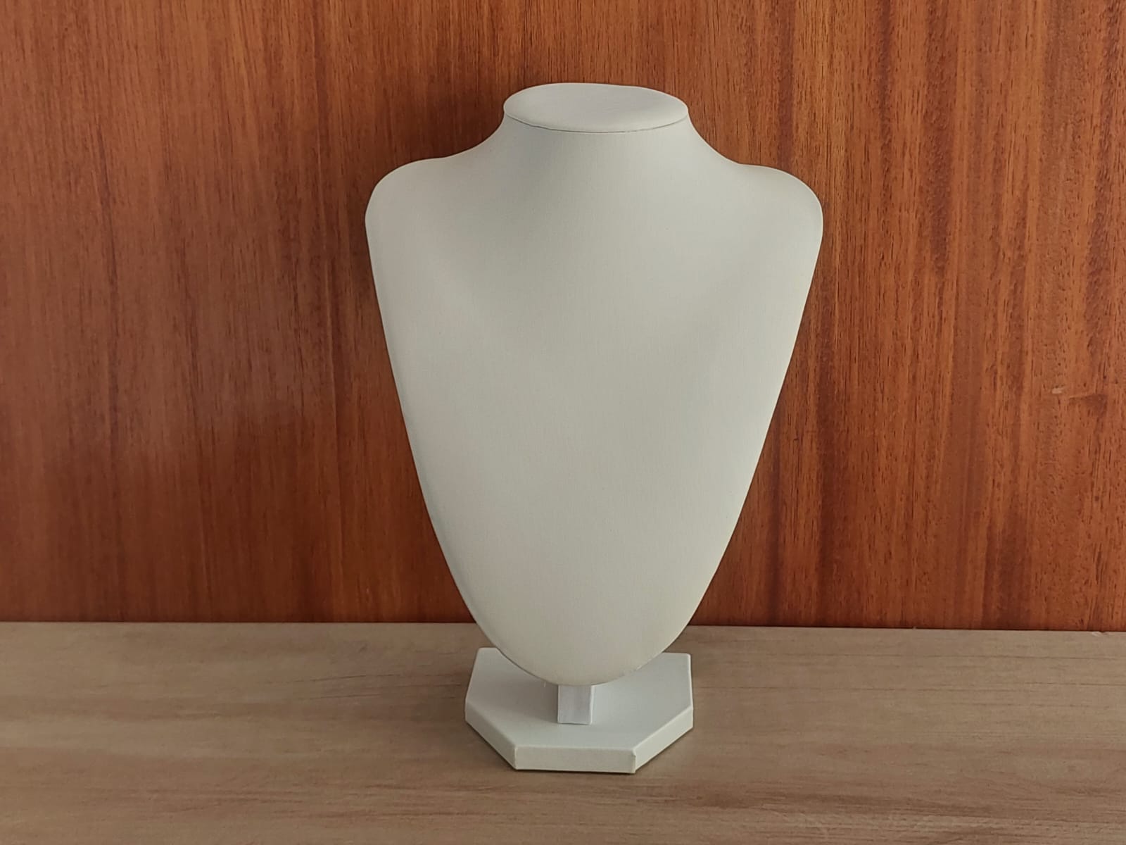 EXHIBIDOR DE CUERINA PARA CADENAS Y COLGANTES COLOR BLANCOO. TAMAÑO: 28 CM DE ALTO.