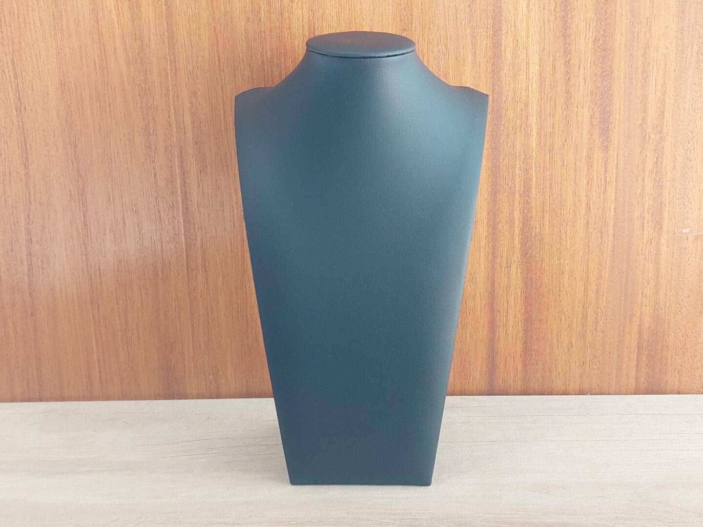 EXHIBIDOR DE CUERINA PARA CADENAS Y COLGANTES COLOR NEGRO. TAMAÑO: 27 CM DE ALTO.
