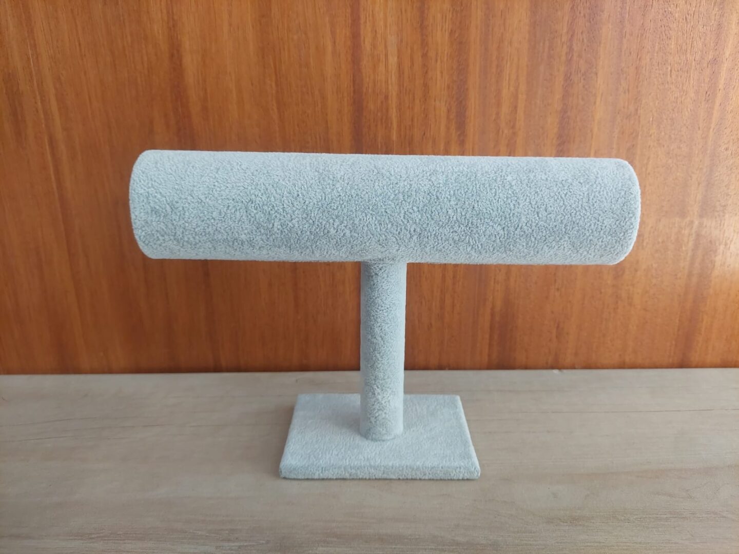 EXHIBIDOR PARA PULSERAS TUBO DE FELPA GRIS TEXTURADA 23 CM EN 1 NIVEL