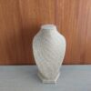 EXHIBIDOR DE TELA RUSTICA PARA CADENAS Y COLGANTES COLOR BEIGE. TAMAÑO: 14 CM DE ALTO.