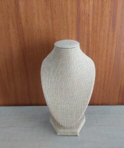 EXHIBIDOR DE TELA RUSTICA PARA CADENAS Y COLGANTES COLOR BEIGE. TAMAÑO: 14 CM DE ALTO.