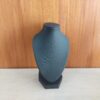 EXHIBIDOR DE CUERINA PARA CADENAS Y COLGANTES COLOR NEGRO. TAMAÑO: 14 CM DE ALTO.