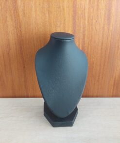 EXHIBIDOR DE CUERINA PARA CADENAS Y COLGANTES COLOR NEGRO. TAMAÑO: 14 CM DE ALTO.