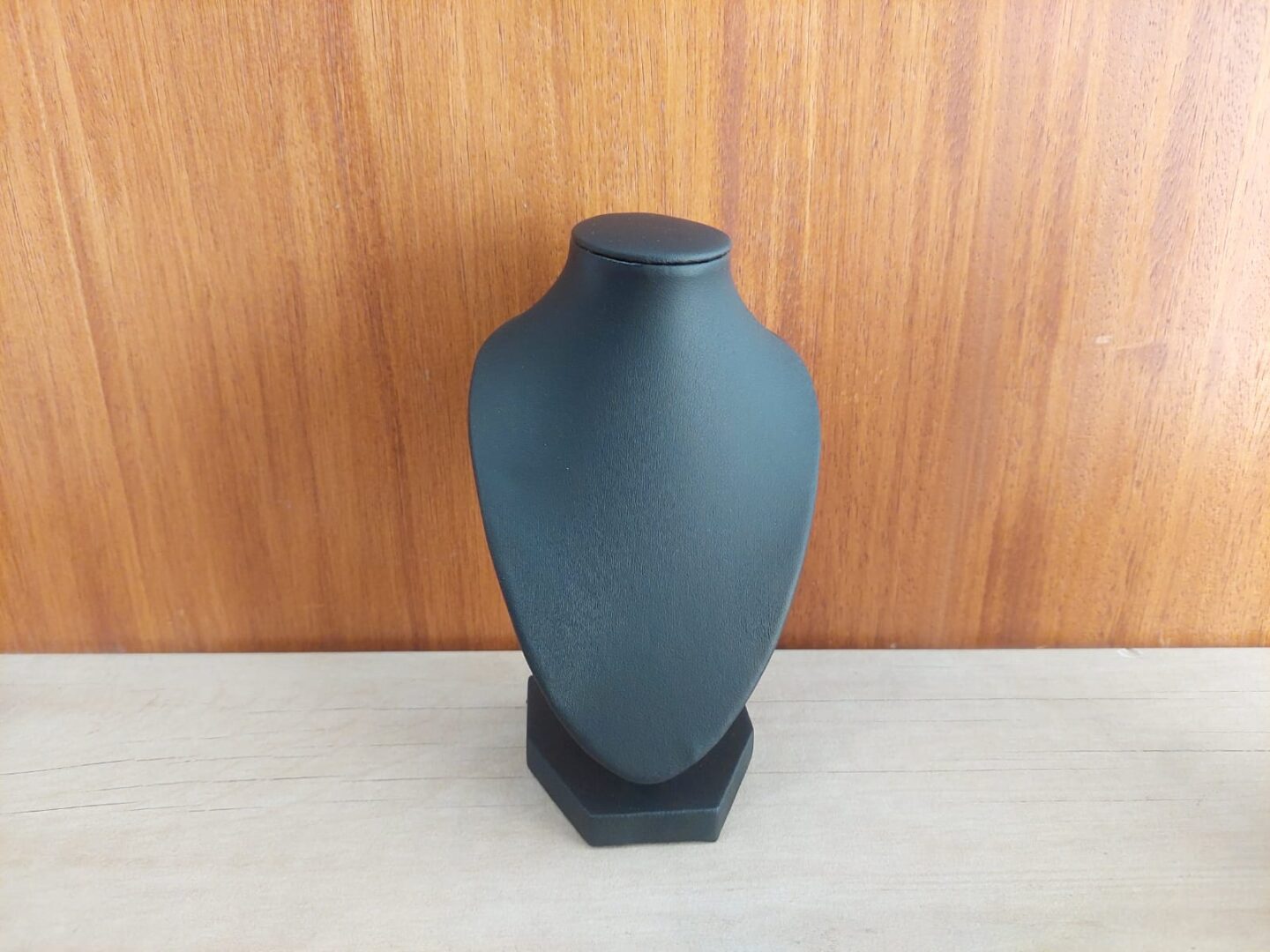 EXHIBIDOR DE CUERINA PARA CADENAS Y COLGANTES COLOR NEGRO. TAMAÑO: 14 CM DE ALTO.
