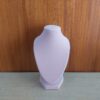 EXHIBIDOR AFELPADO PARA CADENAS Y COLGANTES COLOR ROSA. TAMAÑO: 14 CM DE ALTO.