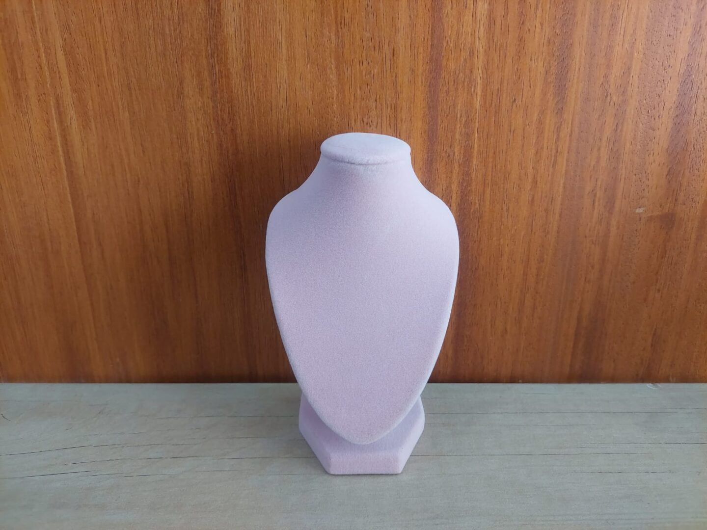 EXHIBIDOR AFELPADO PARA CADENAS Y COLGANTES COLOR ROSA. TAMAÑO: 14 CM DE ALTO.
