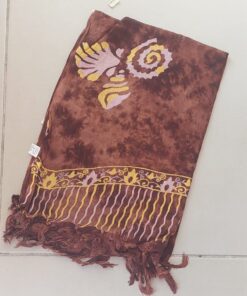 PAREO HINDU CON FLECOS MONOCOLOR MARRÓN CON CARACOLES 100 X 180 CM.