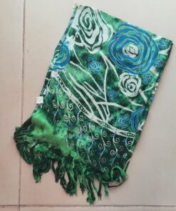 PAREO HINDU CON FLECOS MONOCOLOR VERDE CON FLORES 100 X 180 CM
