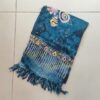 PAREO HINDU CON FLECOS MONOCOLOR AZUL CON CARACOLES 100 X 180 CM