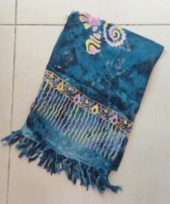 PAREO HINDU CON FLECOS MONOCOLOR AZUL CON CARACOLES 100 X 180 CM