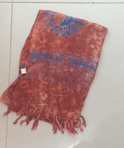 PAREO HINDU CON FLECOS MONOCOLOR MARRÓN CON SOLES 100 X 180 CM.