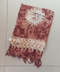 PAREO HINDU CON FLECOS MONOCOLOR MARRÓN CON SOLES 100 X 180 CM.