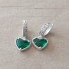 ARO LAMINADO EN PLATA HUGGIES CON DOBLE HILERA DE STRASS (12 X 3 MM) Y DIJE CORAZON ACRILICO VERDE. LARGO 22 MM