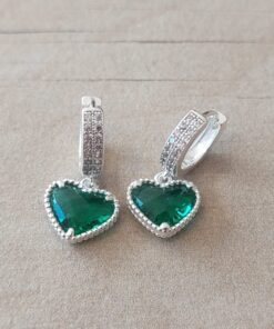 ARO LAMINADO EN PLATA HUGGIES CON DOBLE HILERA DE STRASS (12 X 3 MM) Y DIJE CORAZON ACRILICO VERDE. LARGO 22 MM