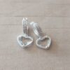 ARO LAMINADO EN PLATA HUGGIES CON DOBLE HILERA DE STRASS (12 X 3 MM) Y DIJE CORAZON ACRILICO BLANCO. LARGO 22 MM