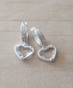 ARO LAMINADO EN PLATA HUGGIES CON DOBLE HILERA DE STRASS (12 X 3 MM) Y DIJE CORAZON ACRILICO BLANCO. LARGO 22 MM