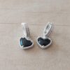 ARO LAMINADO EN PLATA HUGGIES CON DOBLE HILERA DE STRASS (12 X 3 MM) Y DIJE CORAZON ACRILICO NEGRO. LARGO 22 MM