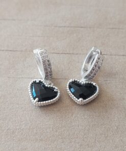 ARO LAMINADO EN PLATA HUGGIES CON DOBLE HILERA DE STRASS (12 X 3 MM) Y DIJE CORAZON ACRILICO NEGRO. LARGO 22 MM