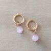 ARO DE ACERO DORADO ARGOLLA 2 MM CON BISAGRA Y PERLA OJO DE GATO ROSA COLGANTE. DIÁMETRO 12 MM